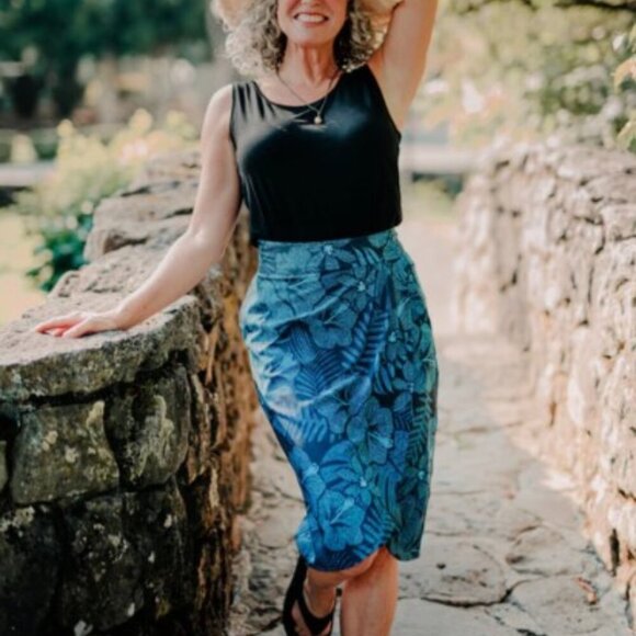 Ripskirt Hawaii Length 3 Skirt in Maui Moonlight Navy & Teal Pattern - Picture 1 of 13
